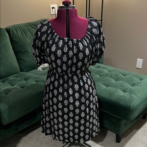 Old Navy Elegant Black and White Leaf Print Dress w/ Open Back & Pockets